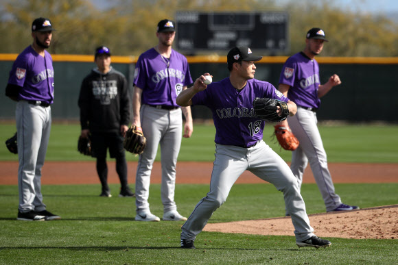 콜로라도 로키스의 오승환이 15일(현지시간) 미국 애리조나주 스코츠데일의 솔트 리버 필즈 앳 토킹 스틱에 꾸려진 팀의 스프링캠프 훈련장에서 수비 연습을 하고 있다. 2019.2.16  연합뉴스