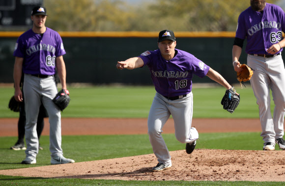 콜로라도 로키스의 오승환이 15일(현지시간) 미국 애리조나주 스코츠데일의 솔트 리버 필즈 앳 토킹 스틱에 꾸려진 팀의 스프링캠프 훈련장에서 수비 연습을 하고 있다. 2019.2.16  연합뉴스