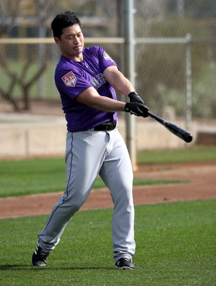 콜로라도 로키스의 오승환이 15일(현지시간) 미국 애리조나주 스코츠데일의 솔트 리버 필즈 앳 토킹 스틱에 꾸려진 팀의 스프링캠프 훈련장에서 번트 연습에 앞서 배트를 휘두르고 있다. 2019.2.16  연합뉴스