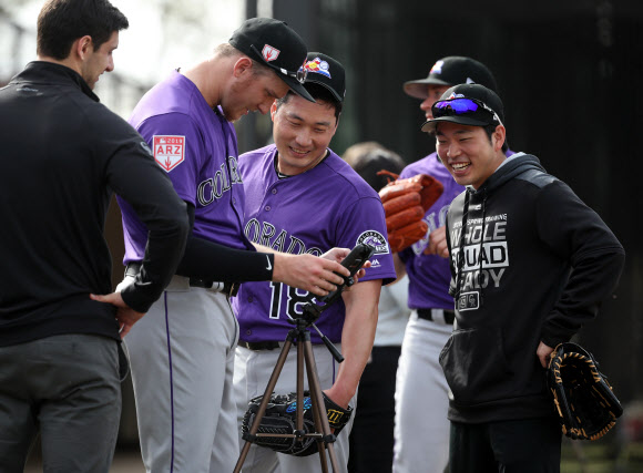 콜로라도 로키스의 오승환이 15일(현지시간) 미국 애리조나주 스코츠데일의 솔트 리버 필즈 앳 토킹 스틱에 꾸려진 팀의 스프링캠프 훈련장에서 투구 추적 장비인 ‘랩소도’ 머신을 동료들과 함께 보고 있다. 2019.2.16  연합뉴스