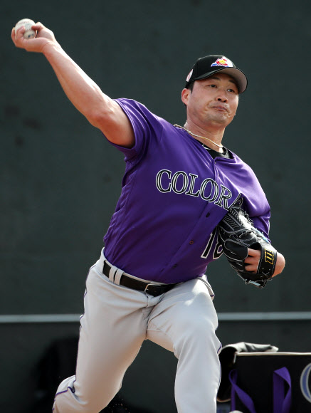 콜로라도 로키스의 오승환이 15일(현지시간) 미국 애리조나주 스코츠데일의 솔트 리버 필즈 앳 토킹 스틱에 꾸려진 팀의 스프링캠프 훈련장에서 불펜 피칭을 하고 있다. 2019.2.16  연합뉴스