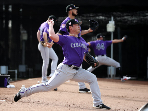 콜로라도 로키스의 오승환이 15일(현지시간) 미국 애리조나주 스코츠데일의 솔트 리버 필즈 앳 토킹 스틱에 꾸려진 팀의 스프링캠프 훈련장에서 불펜 피칭을 하고 있다. 2019.2.16  연합뉴스