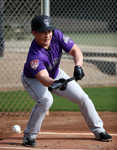 콜로라도 로키스의 오승환이 15일(현지시간) 미국 애리조나주 스코츠데일의 솔트 리버 필즈 앳 토킹 스틱에 꾸려진 팀의 스프링캠프 훈련장에서 번트 연습을 하고 있다. 2019.2.16  연합뉴스