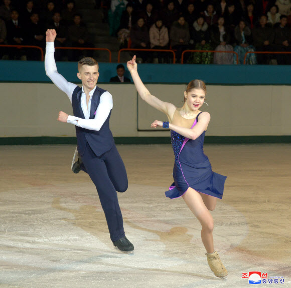 김정일 국방위원장의 생일(2월 16일, 광명성절)을 기념하는 제26차 백두산상 국제피겨축전이 15일 빙상관에서 개막했다고 조선중앙통신이 보도했다. 2019.2.16  연합뉴스