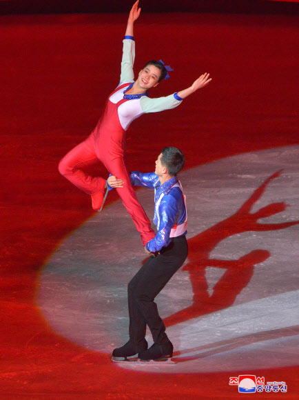 김정일 국방위원장의 생일(2월 16일, 광명성절)을 기념하는 제26차 백두산상 국제피겨축전이 15일 빙상관에서 개막했다고 조선중앙통신이 보도했다. 2019.2.16  연합뉴스