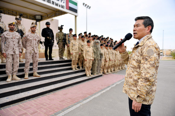 정경두 국방부 장관이  15일 아랍에미리트(UAE)에 파병된 아크부대를 방문해 장병들을 격려하고 있다. 2019.2.16  국방부 제공