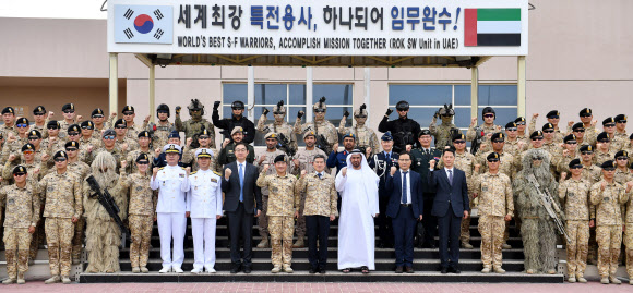 정경두 국방부 장관이 마타르 살림 알 다헤리 아랍에미리트(UAE) 국방차관과 함께 15일 아랍에미리트(UAE)에 파병된 아크부대를 방문해 장병들을 격려한 뒤 기념촬영을 하고 있다.  2019.2.16  국방부 제공