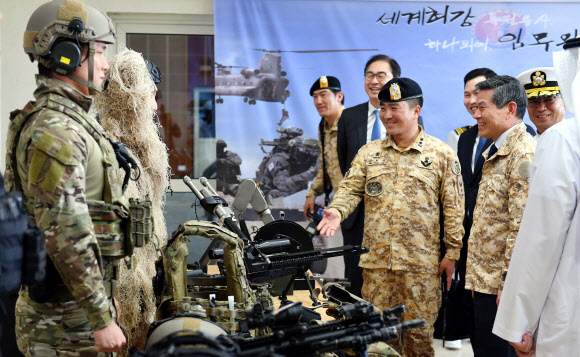 정경두 국방부 장관이  15일 아랍에미리트(UAE)에 파병된 아크부대를 방문해 장병들을 격려한 뒤 워리어 플랫폼 등 주요 장비를 확인하고 있다. 2019.2.16  국방부 제공