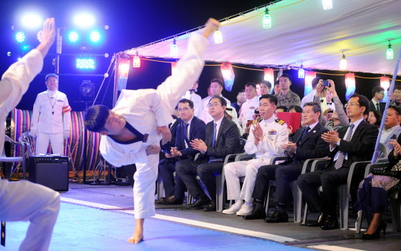 정경두 국방부 장관이 15일 아랍에미리트(UAE) 아부다비 자이드항에 입항한 청해부대(최영함)를 방문해 장병들을 격려한 뒤 파병 10주년을 축하하는 행사에서 마티르 살렘 알리 알 다헤리 UAE 국방차관과 함께 태권도 시범을 관람하고 있다.  2019.2.16  국방부 제공