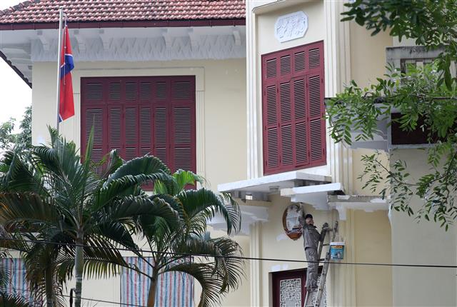 16일 오전 베트남 하노이에 있는 주베트남북한대사관에서 관계자가 외벽 페인트칠을 하고 있다. 제2차 북미정상회담을 열흘 가량 앞둔 이날 김창선 북한 국무위원회 부장이 실무 준비를 위해 하노이에 도착할 예정이다. 2019.2.16 뉴스1