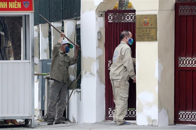 16일 오전 베트남 하노이에 있는 주베트남북한대사관에서 관계자들이 외벽 담장 보수를 하고 있다. 제2차 북미정상회담을 열흘 가량 앞둔 이날 김창선 북한 국무위원회 부장이 실무 준비를 위해 하노이에 도착할 예정이다. 2019.2.16 뉴스1