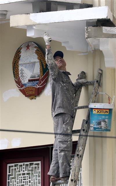 16일 오전 베트남 하노이에 있는 주베트남북한대사관에서 관계자가 외벽 페인트칠을 하고 있다. 제2차 북미정상회담을 열흘 가량 앞둔 이날 김창선 북한 국무위원회 부장이 실무 준비를 위해 하노이에 도착할 예정이다. 2019.2.16 뉴스1