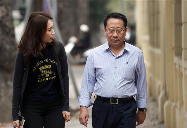 김명길 주베트남북한대사가 16일 오전 베트남 하노이에 있는 대사관으로 출근하고 있다. 제2차 북미정상회담을 열흘 가량 앞둔 이날 김창선 북한 국무위원회 부장이 실무 준비를 위해 하노이에 도착할 예정이다. 2019.2.16 뉴스1