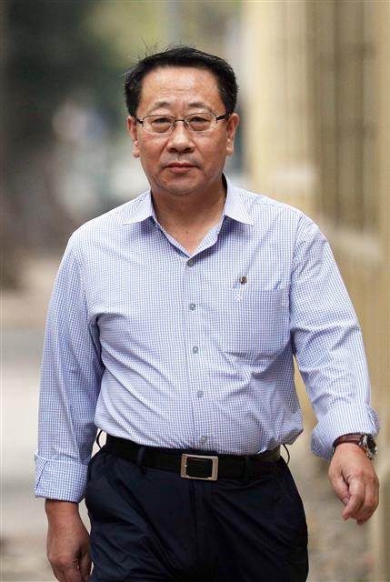 김명길 주베트남북한대사가 16일 오전 베트남 하노이에 있는 대사관으로 출근하고 있다. 제2차 북미정상회담을 열흘 가량 앞둔 이날 김창선 북한 국무위원회 부장이 실무 준비를 위해 하노이에 도착할 예정이다. 2019.2.16 뉴스1