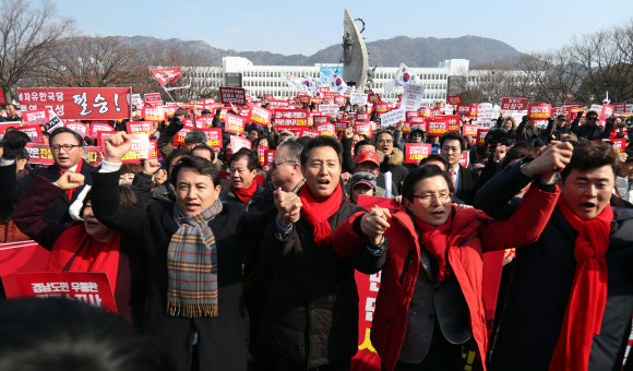 자유한국당 당 대표 후보  김진태, 오세훈, 황교안이 16일 오전 경남 창원시 의창구 경남도청 앞에서 열린 ‘댓글조작 김경수 규탄대회’에 참석해 인사하고 있다. 2019.2.16  연합뉴스