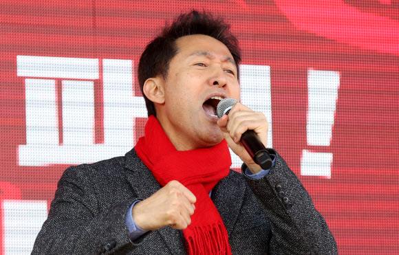 자유한국당 오세훈 당 대표 후보가 16일 오전 경남 창원시 의창구 경남도청 앞에서 열린 ‘댓글조작 김경수 규탄대회’에 참석해 김 지사를 규탄하고 있다. 2019.2.16  연합뉴스