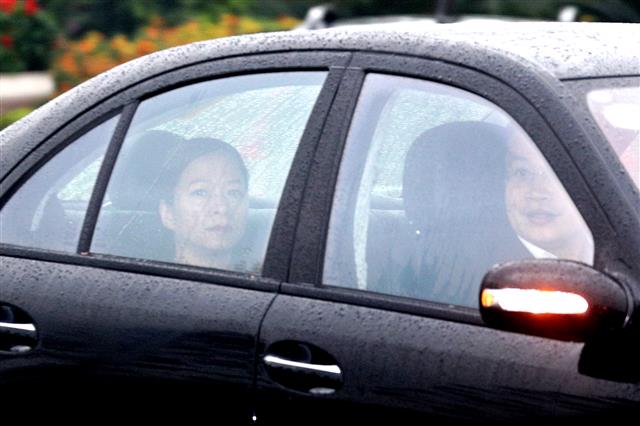 김창선 북한 국무위원회 부장을 비롯한 북측 실무준비팀이 16일 베트남 하노이 노이바이 국제공항에 도착, 차량으로 이동하고 있다. 김 부장은 오는 27~28일 열릴 제2차 북미정상회담 실무 준비를 위해 입국한 것으로 알려졌다. 2019.2.16 뉴스1