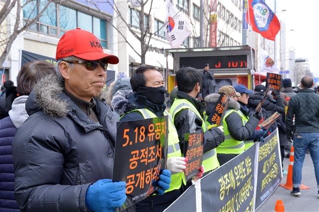 자유연대 등 보수단체 관계자들이 16일 오후 광주 동구 금남로4가에서 5·18유공자 명단공개를 촉구하고 있다. 이날 오후 4시에는 인근 옛 전남도청 앞에서 자유한국당 김진태·이종명·김순례 의원의 ‘5·18 망언’을 규탄하는 집회가 열린다.2019.2.16 뉴스1