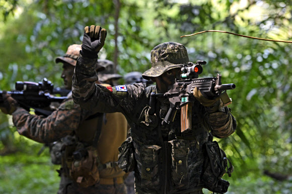 다국적 코브라골드훈련에 참가 중인 한국 해병대 수색대 장병들이 16일 태국 로타윈 정글에서 수색정찰훈련을 실시하고 있다.   2019.2.16 해병대사령부 제공