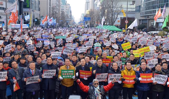 16일 오후 광주 금남로에서 열린 5?18역사왜곡 처벌을 위한 광주범시민궐기대회에서 참가자들이 ‘자유한국당 사죄’와 ‘5?18 망언을 일삼은 김진태·이종명·김순례 의원 제명’을 촉구하고 있다.2019.2.16 뉴스1
