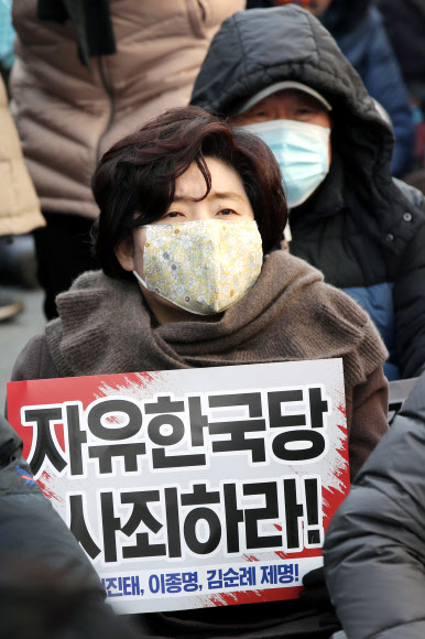 16일 오후 광주 동구 금남로에서 열린 광주 범시민궐기대회에서 시민들이 ‘5·18 공청회 망언’을 규탄하는 손팻말을 들고 있다. 2019.2.16  연합뉴스