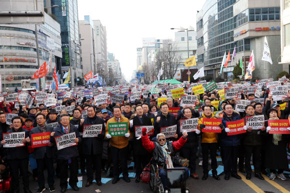16일 오후 광주 동구 금남로에서 열린 광주 범시민궐기대회에서 시민들이 ‘5·18 공청회 망언’을 규탄하는 손팻말을 들고 있다. 2019.2.16  연합뉴스