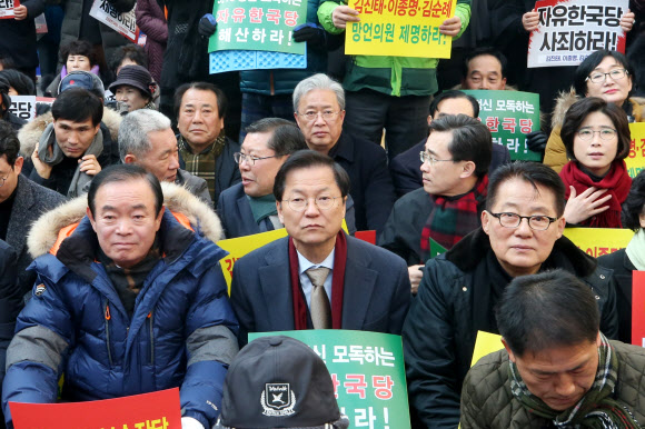 16일 오후 광주 동구 금남로에서 열린 광주 범시민궐기대회에 민주평화당 장병완, 천정배, 박지원 의원이 참여하고 있다. 2019.2.16  연합뉴스