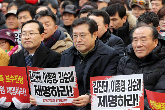 16일 오후 광주 동구 금남로에서 열린 광주 범시민궐기대회에 김동찬 광주시의회 의장(왼쪽)과 이용섭 광주시장(가운데), 장휘국 광주시교육감(오른쪽)이 참여하고 있다. 2019.2.16  연합뉴스