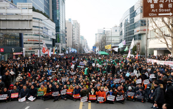 16일 오후 광주 동구 금남로에서 열린 광주 범시민궐기대회에서 시민들이 ‘5·18 공청회 망언’을 규탄하는 집회를 하고 있다. 2019.2.16  연합뉴스