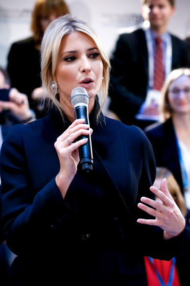 이방카 트럼프 미국 백악관 선임고문이 16일(현지시간) 독일 뮌헨에서 열린 ‘제55차 뮌헨안보회의(Munich Security Conference)’에 참석하고 있다. EPA 연합뉴스