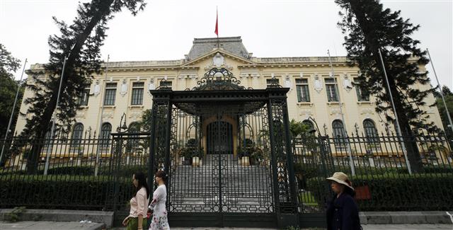 16일 김창선 북한 국무위원회 부장이 다녀간 베트남 하노이에 있는 영빈관. 김 부장은 이날 하노이 노이바이 국제공항에 도착한 뒤 곧장 베트남 정부의 영빈관을 둘러봐 이곳이 김정은 국무위원장의 숙소로 쓰일지 주목된다. 2019.2.16 뉴스1