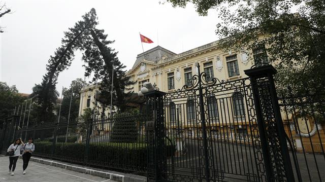 16일 김창선 북한 국무위원회 부장이 다녀간 베트남 하노이에 있는 영빈관. 김 부장은 이날 하노이 노이바이 국제공항에 도착한 뒤 곧장 베트남 정부의 영빈관을 둘러봐 이곳이 김정은 국무위원장의 숙소로 쓰일지 주목된다. 2019.2.16 뉴스1