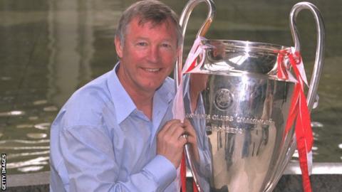 알렉스 퍼거슨 전 맨유 감독이 지난 1998~99시즌 UEFA 챔피언스리그 우승을 차지한 뒤 트로피를 든 채 포즈를 취하고 있다. AFP 자료사진