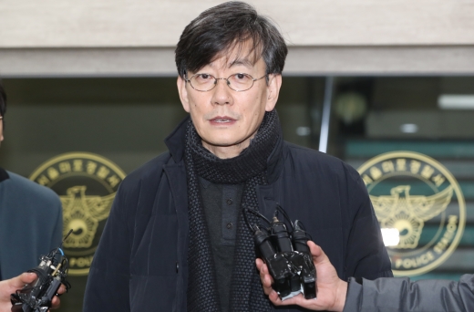 프리랜서 기자 김모씨(49) 폭행하고 협박했다는 의혹을 받는 손석희 JTBC 대표가 17일 새벽 고소인 신분으로 조사를 마친 뒤 서울 마포경찰서를 나서고 있다. 2019.2.17/뉴스1
