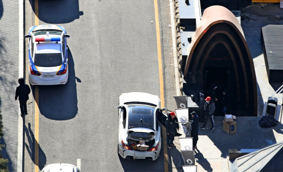 ‘폭행·마약 의혹’ 버닝썬 영업 중단키로…직원들 “오늘이 끝”
