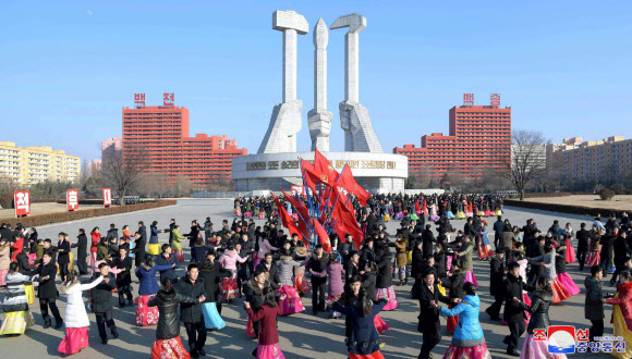 북한 김정일 생일 맞아 청년학생 무도회