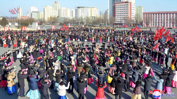 북한 김정일 생일 맞아 청년학생 무도회