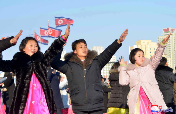 북한 김정일 생일 맞아 청년학생 무도회
