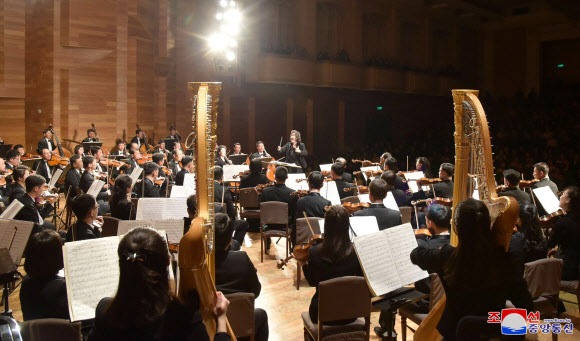 북한 김정일 생일 맞아 열린 문화행사