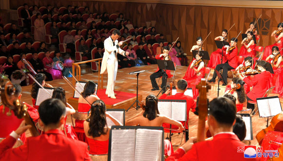 북한 김정일 생일 맞아 열린 문화행사