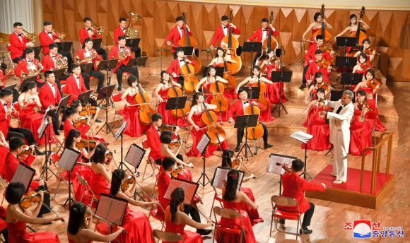 북한 김정일 생일 맞아 열린 문화행사