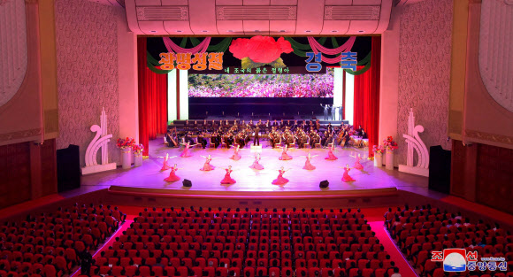 북한 김정일 생일 맞아 만수대예술단 초대공연