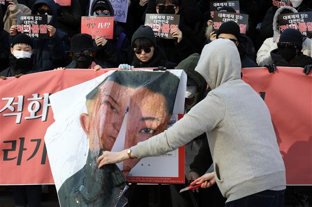 北김정은 사진 칼로 찢으며 ‘한미동맹 강화하라’
