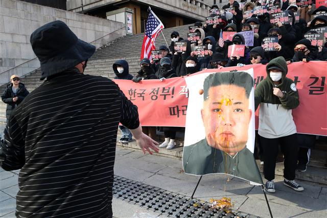 달걀세례 받는 北김정은 사진