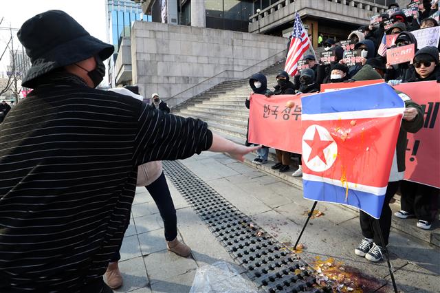 ‘인공기 향해 달걀 투척’