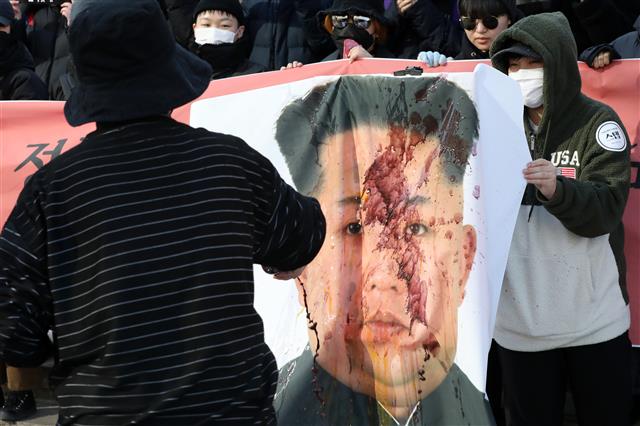 물감 뒤집어 쓴 김정은 北국무위원장 사진