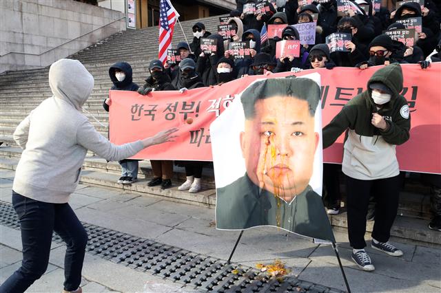 달걀세례 맞는 김정은 北국무위원장 사진