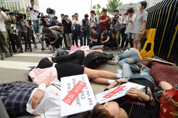SNS에서 만난 20대 여성 페미니스트들이 2016년 5월 23일 서울 서초경찰서 앞에서 ‘강남역 여성 살해 사건’을 경찰이 정신질환자의 묻지마 범죄로 결론내린 것에 항의하는 퍼포먼스를 하고 있다. 2016. 5. 23 손형준 기자 boltagoo@seoul.co.kr   