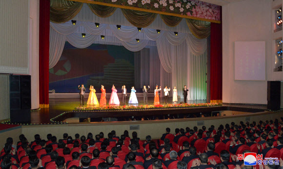 17일 평양대극장에서 재일조선인예술단의 ‘2월의 축복속에 빛나는 총련’ 음악무용종합공연이 열렸다고 조선중앙통신이 17일 보도했다. 2019.2.17  연합뉴스