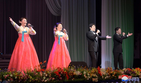 17일 평양대극장에서 재일조선인예술단의 ‘2월의 축복속에 빛나는 총련’ 음악무용종합공연이 열렸다고 조선중앙통신이 17일 보도했다. 2019.2.17  연합뉴스